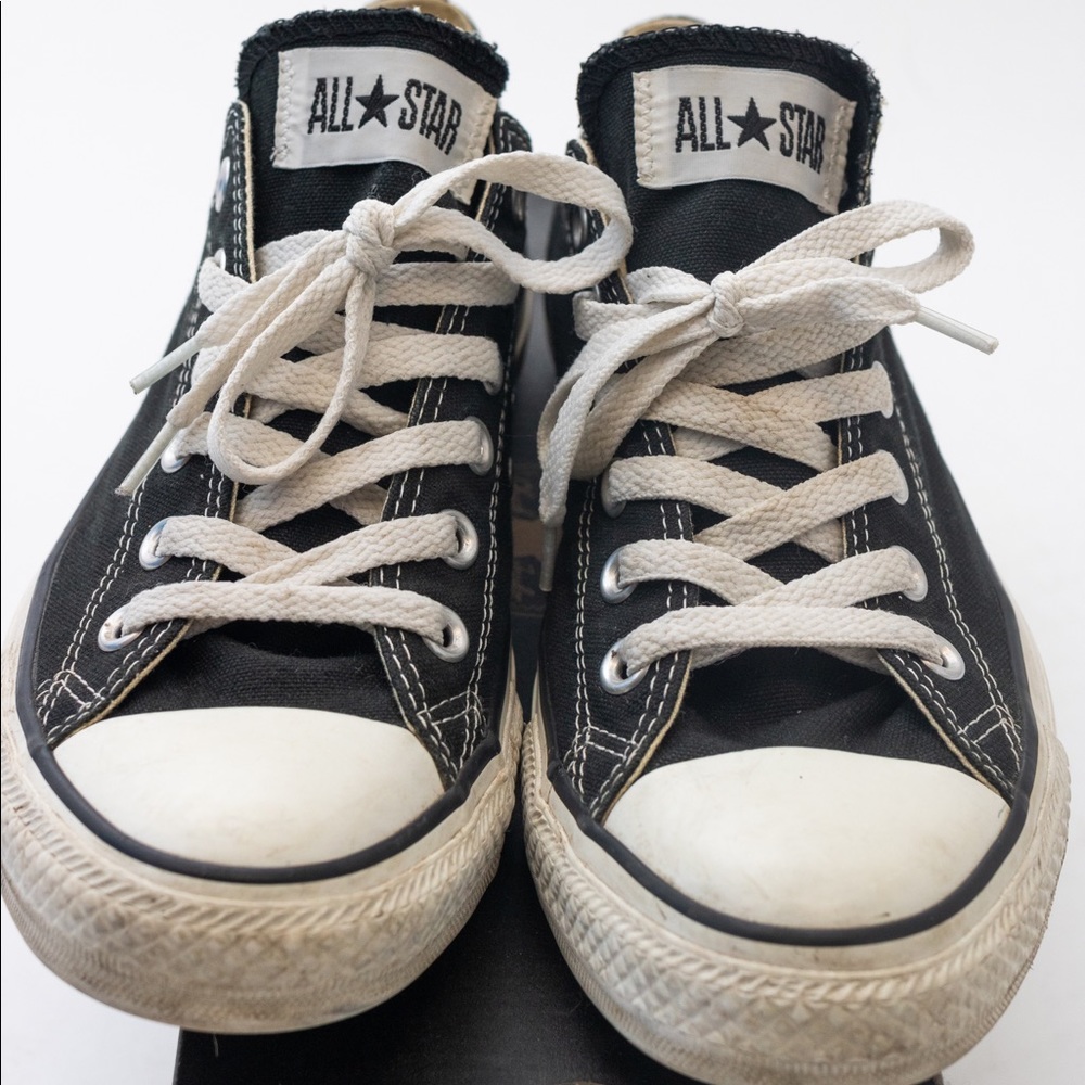 Converse Black low top (M sz 8) (W sz 10)